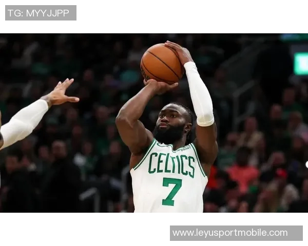 杰伦布朗连续9场比赛得分30平伯德队史纪录展现超强实力