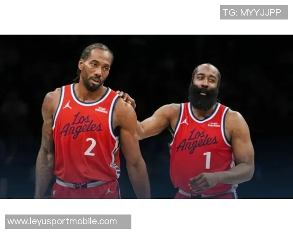 快船与黄蜂激战上半场快船微弱领先哈登表现抢眼小卡稳定发挥三球状态起伏