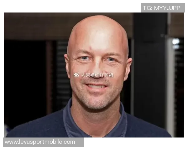 小克鲁伊夫正式担任阿贾克斯俱乐部技术总监开启新篇章